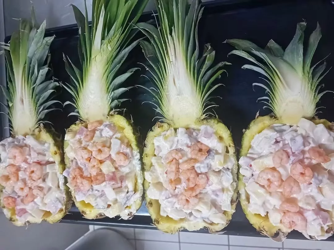 Ananas garnis de crevettes, une préparation traiteur