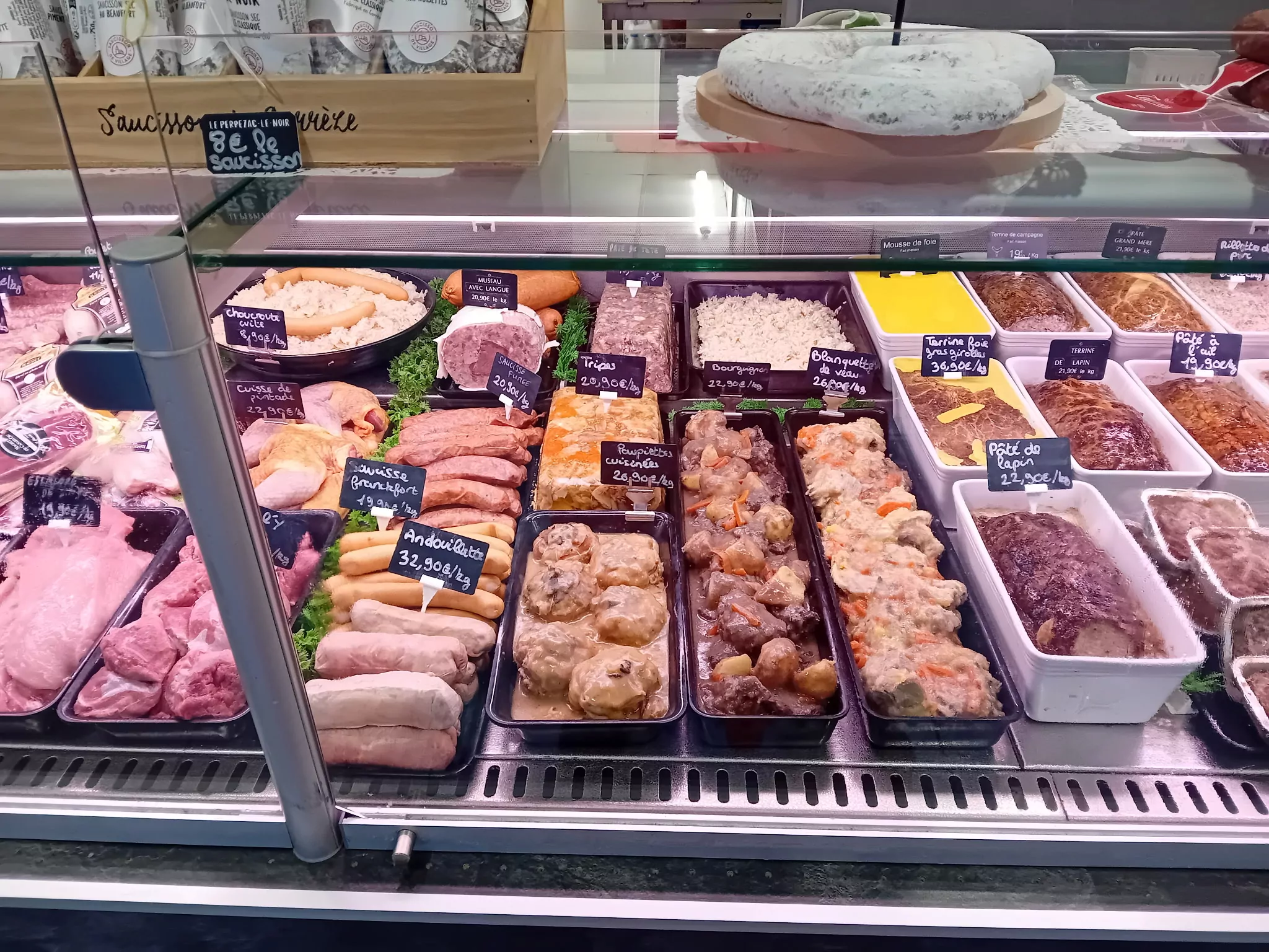 La vitrine des charcuteries de La Désirade Maison Bellay