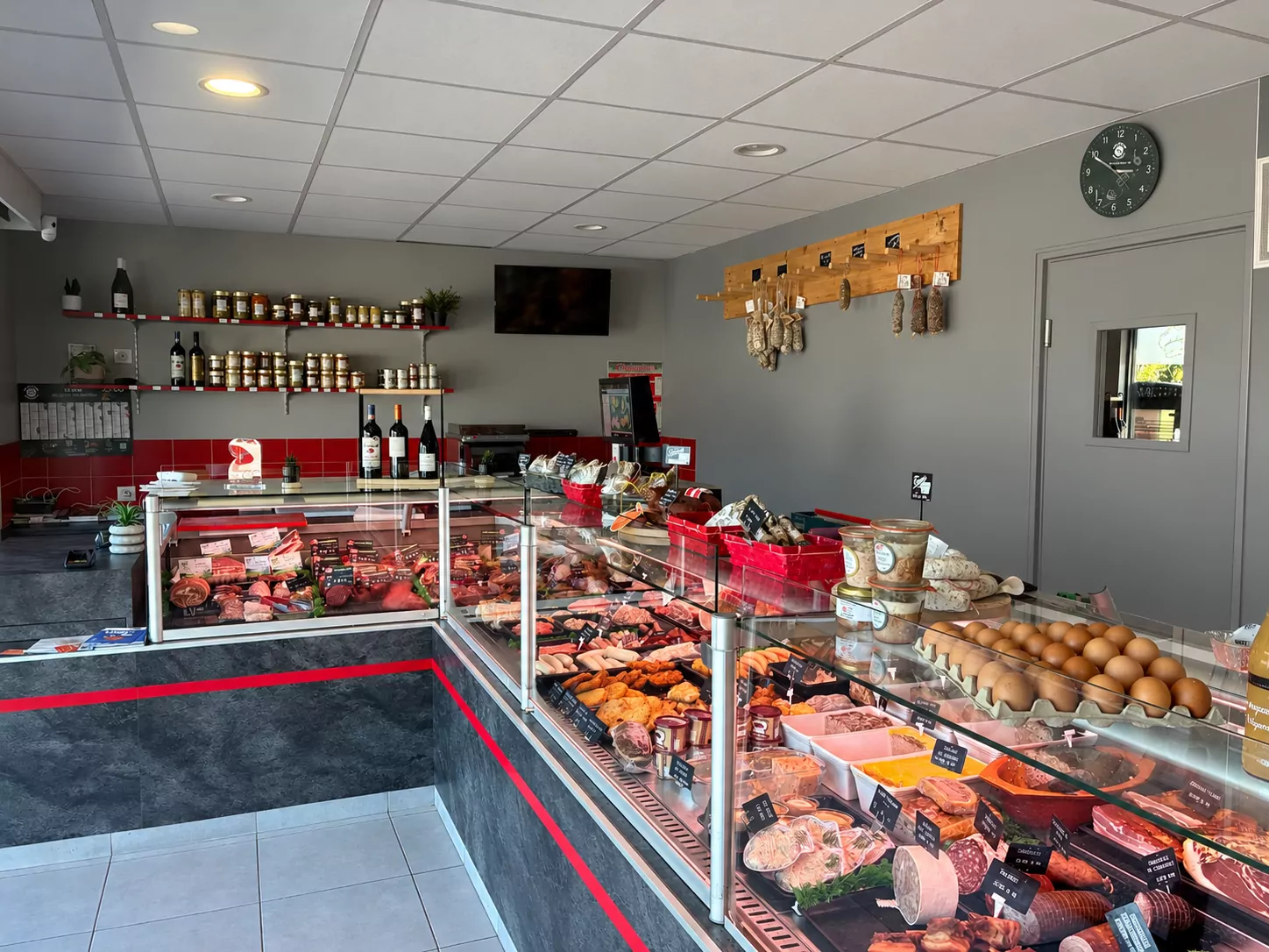 Le comptoir de la boucherie et ses vitrines réfrigérées