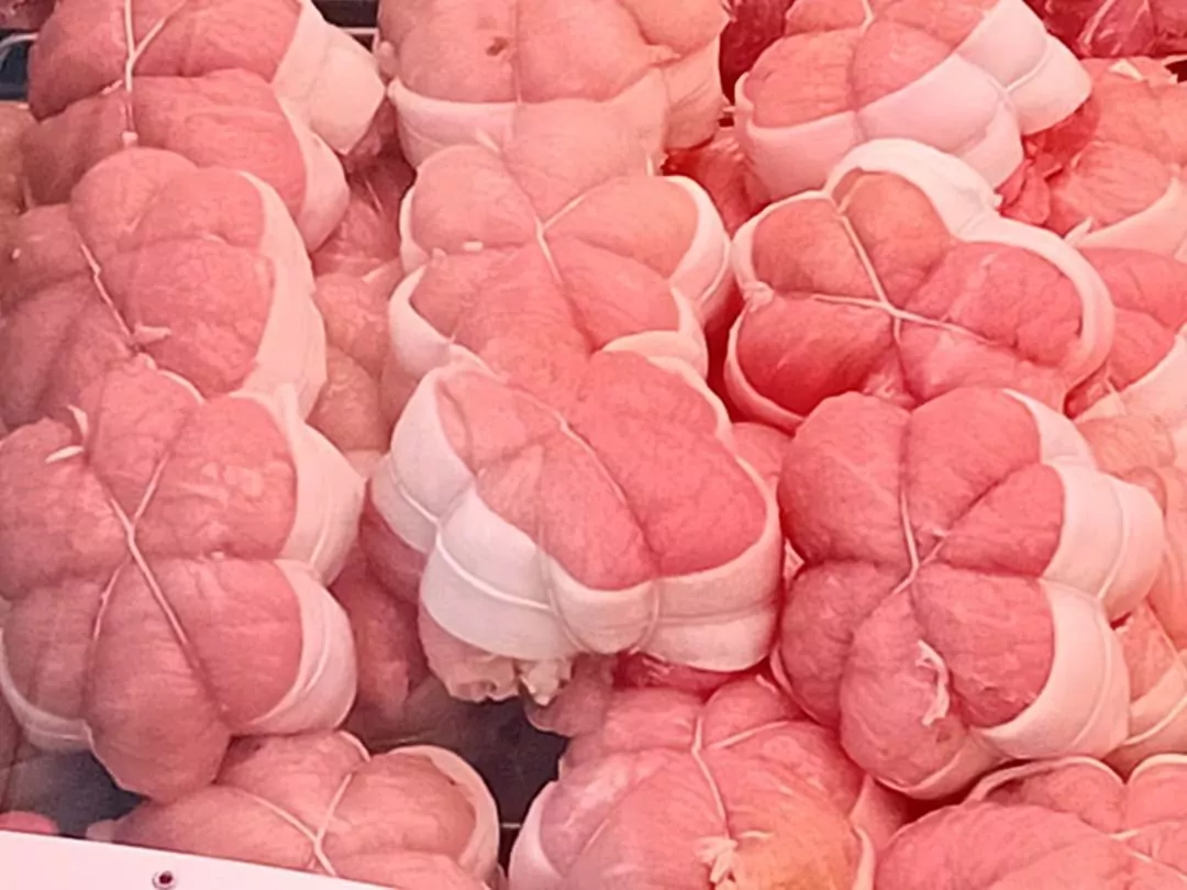 Rôtis ficelés préparés à la boucherie