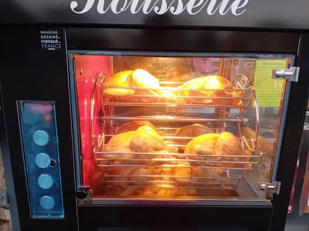 Volailles dorées à la rôtisserie